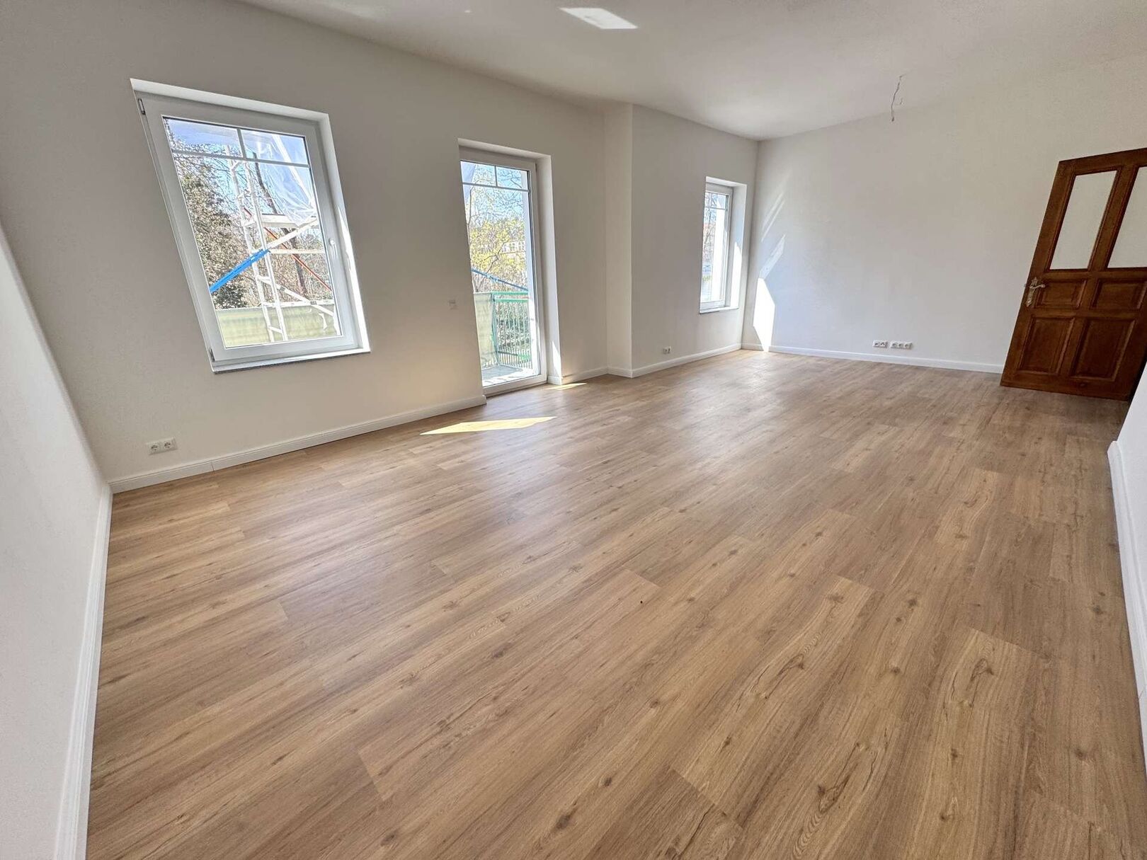 Wohnzimmer mit Balkon