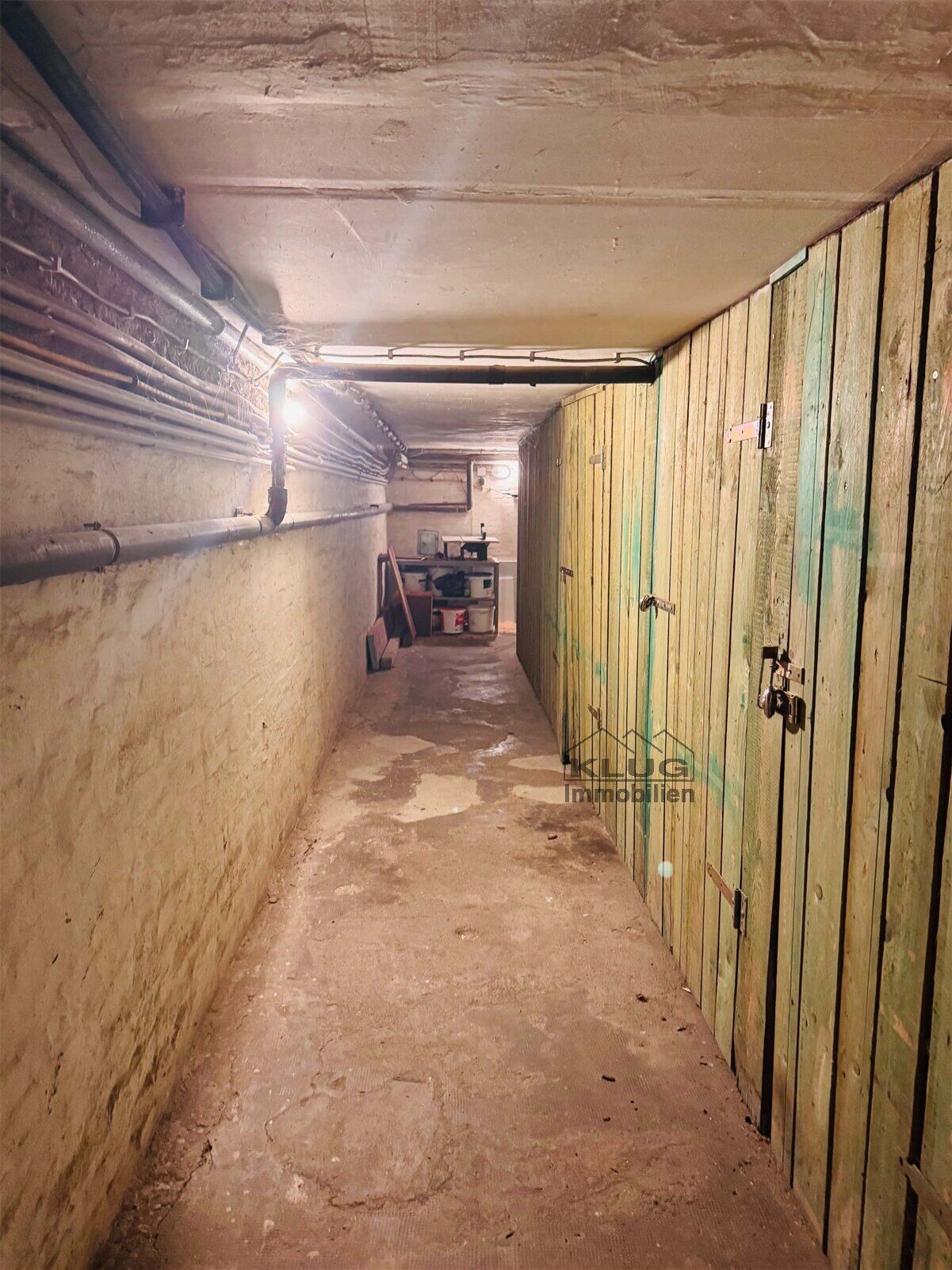 Kellergang mit Kellerabteilen
