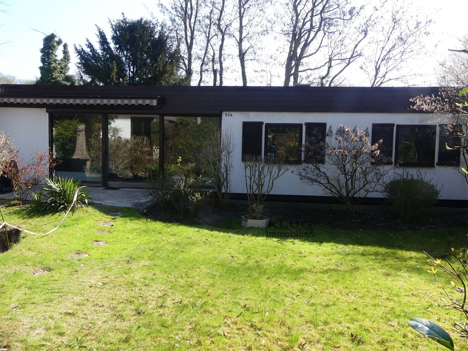 Hausansicht mit Garten