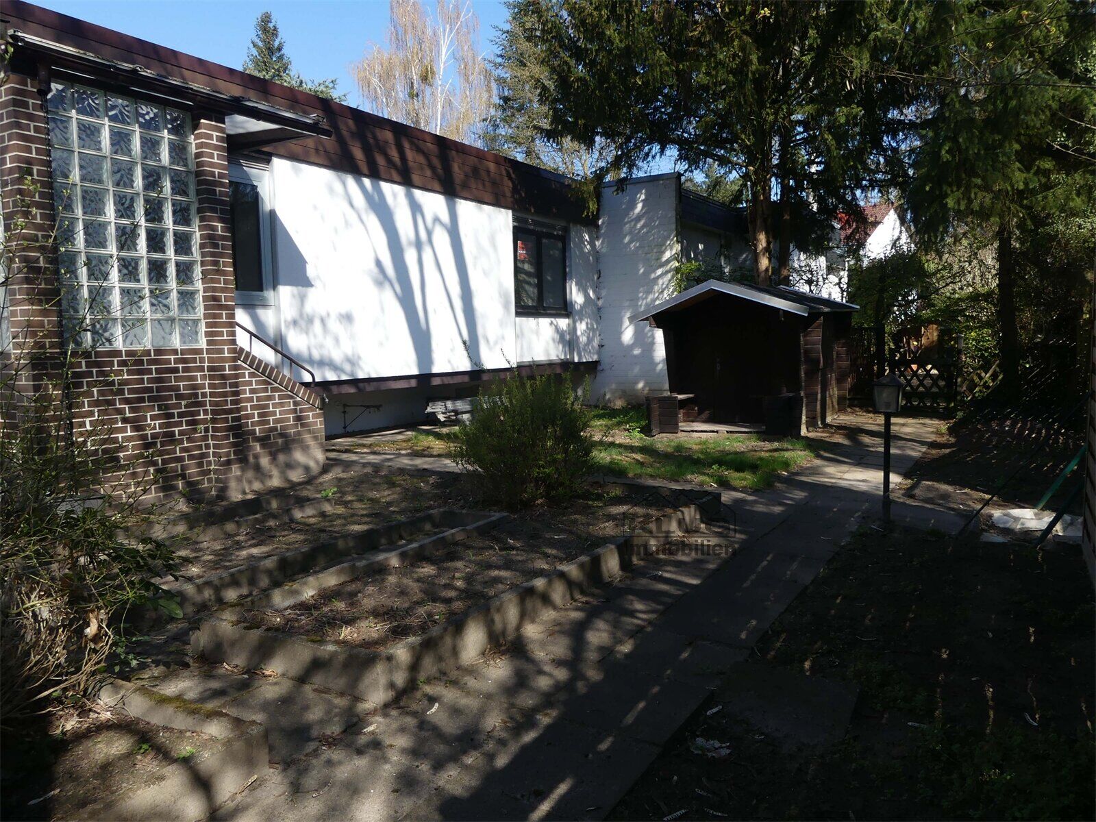 Hausansicht und Vorgarten mit