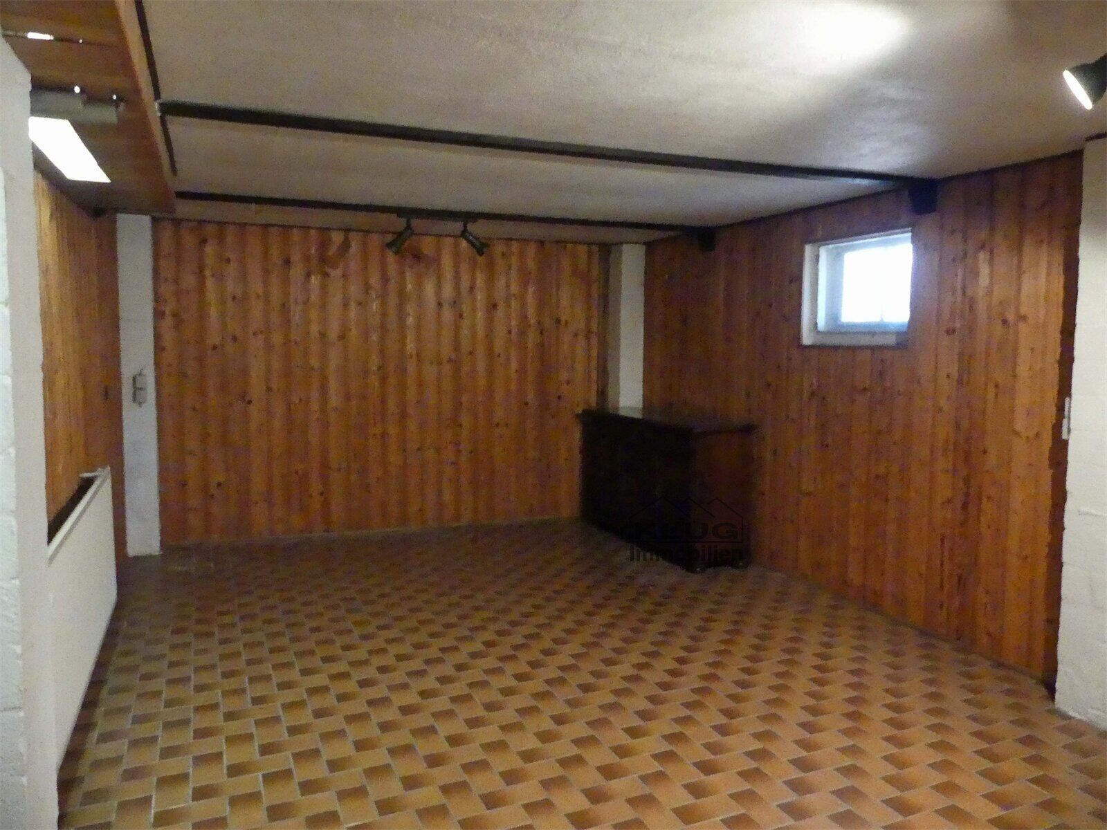 Großer Hobbyraum im Keller