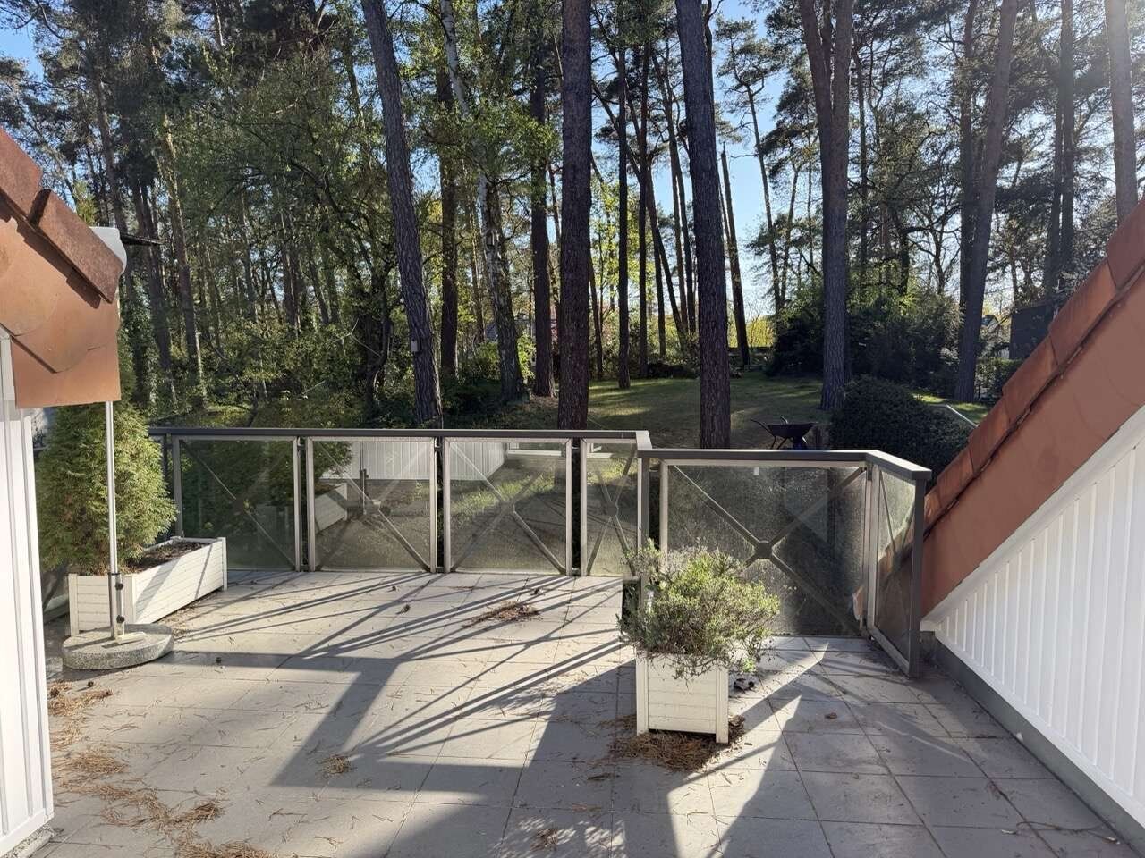 Terrasse mit Ausblick in den Garten