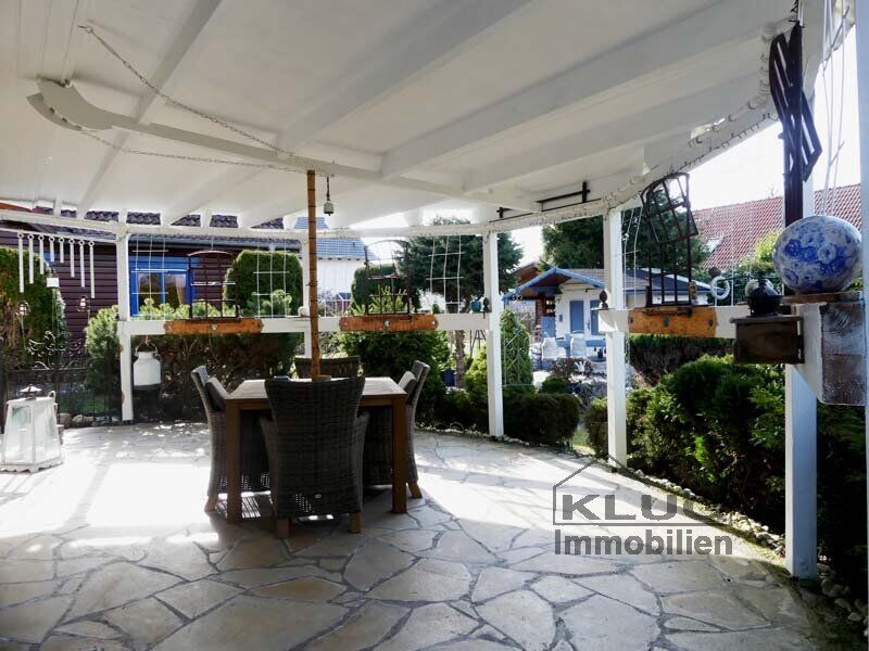 Große überdachte Terrasse mit