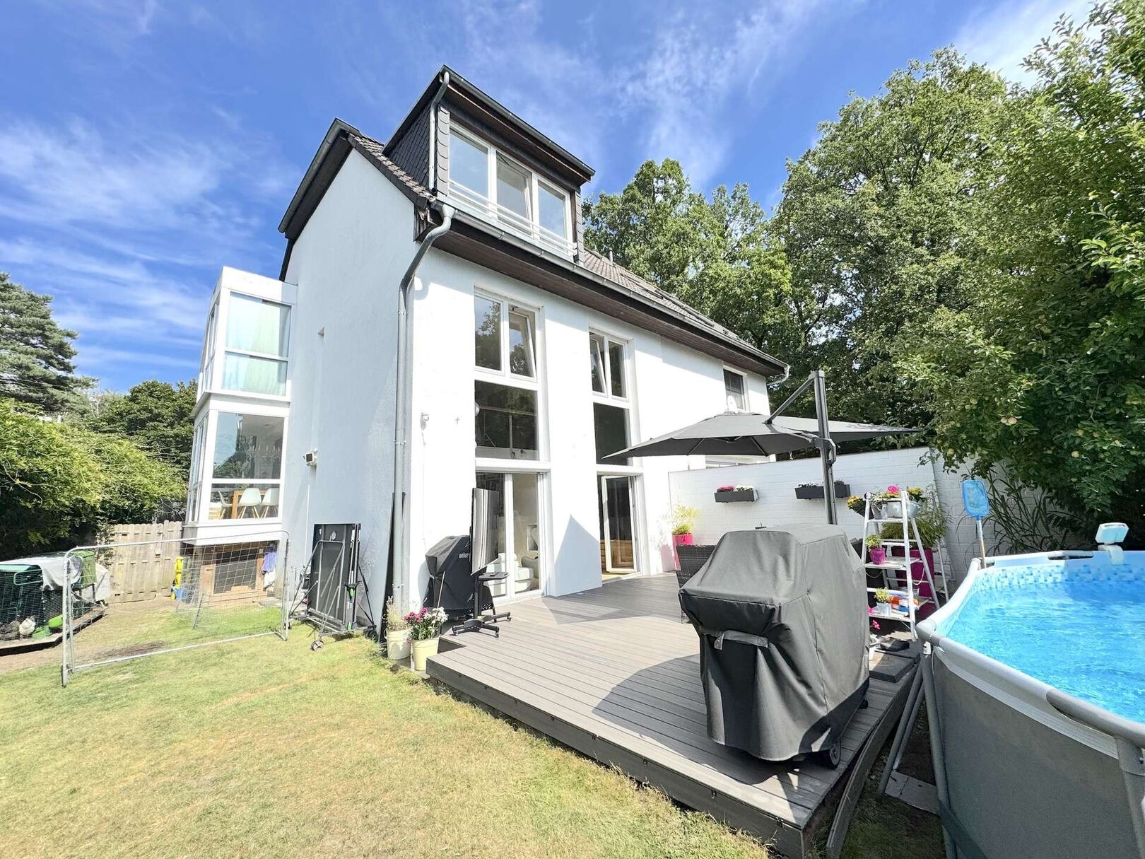 Sonnige Terrassenansicht