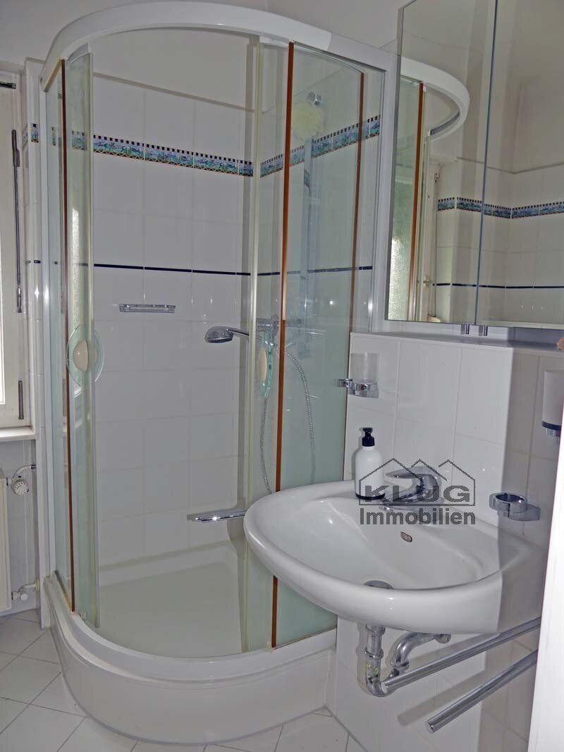 Dusche u. Waschbecken