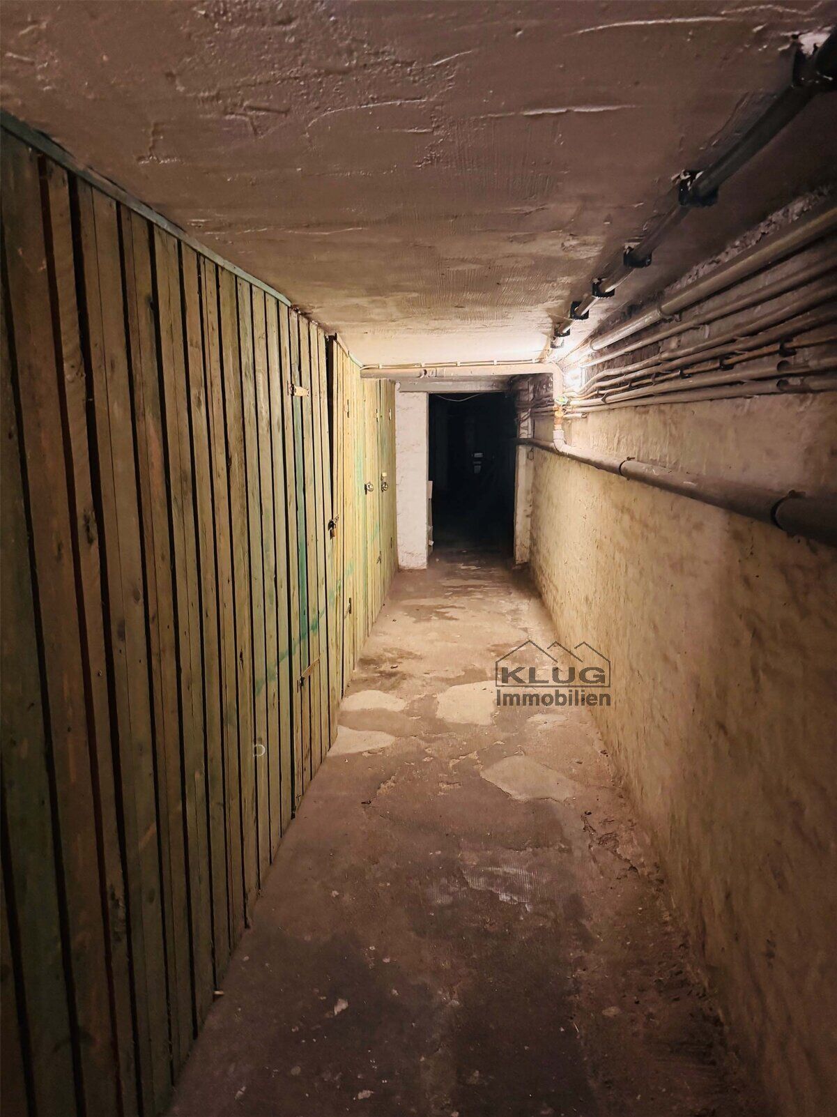 Kellergang mit Kellerabteilen