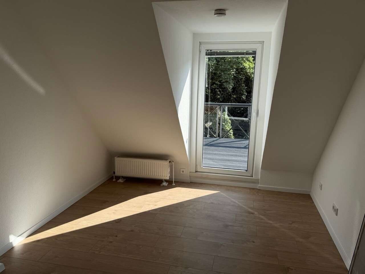 Großes Kinderzimmer mit Balkon