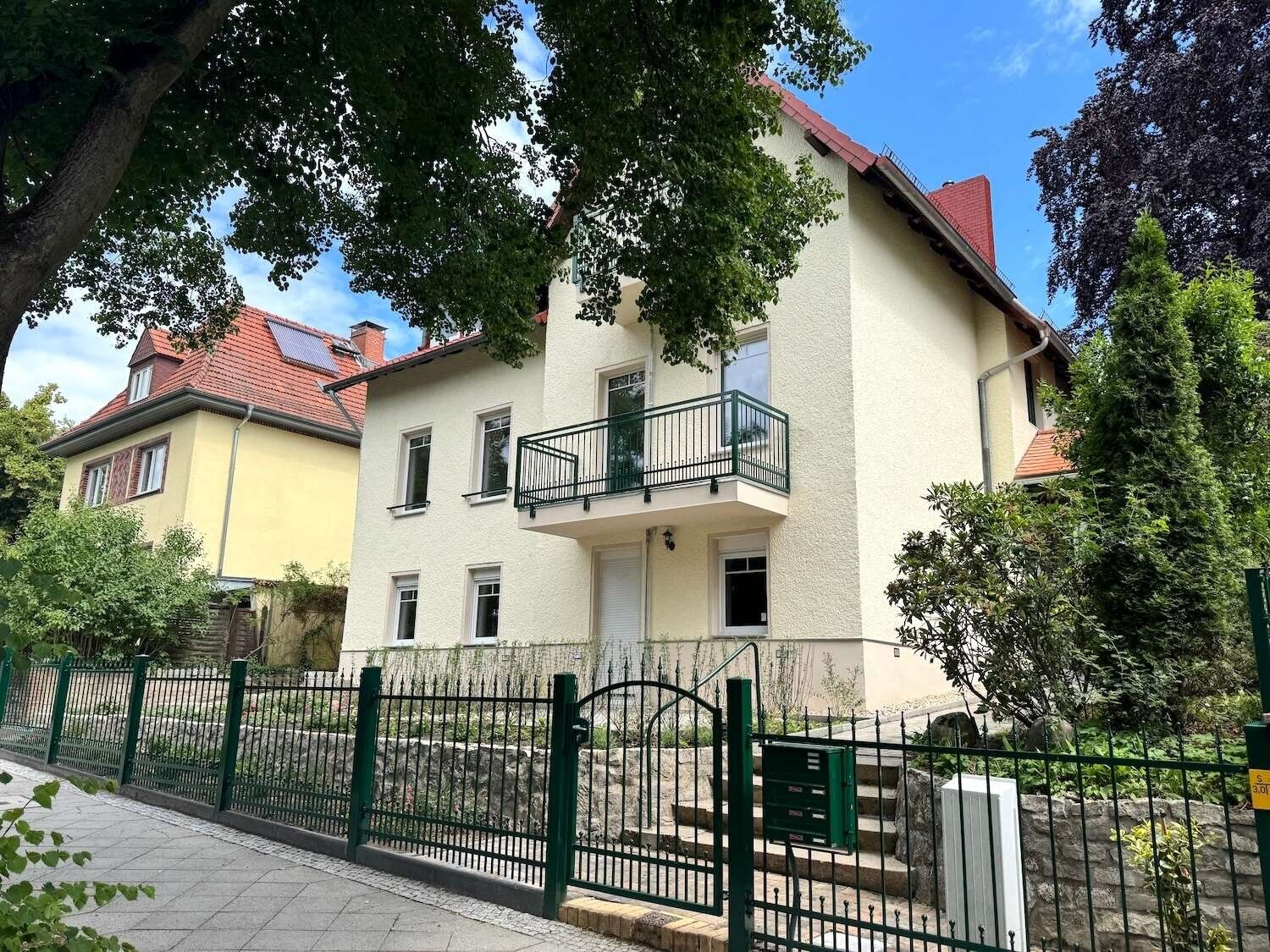 Vorderansicht mit Terrasse