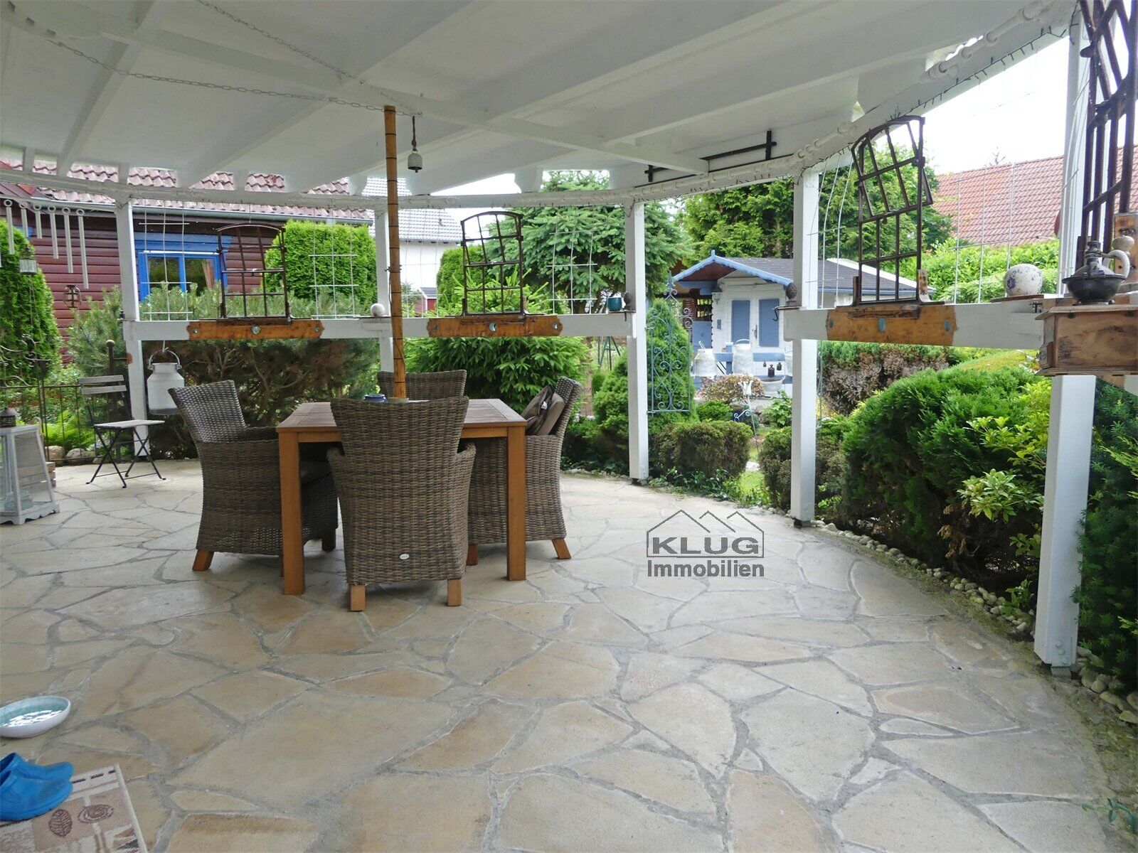 Große überdachte Terrasse mit