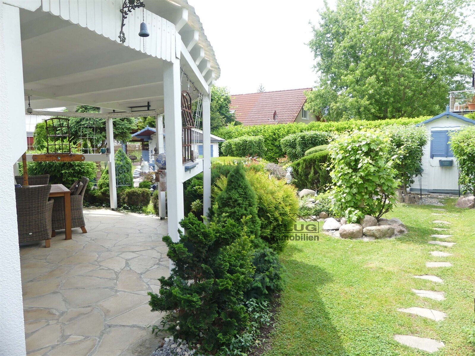Garten mit kleinem Gartenhaus