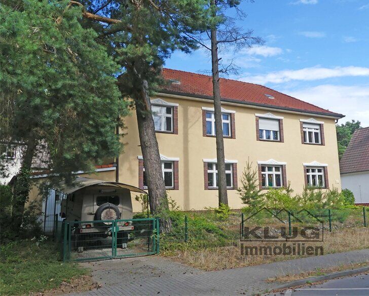 Hausansicht mit seitlicher Ga