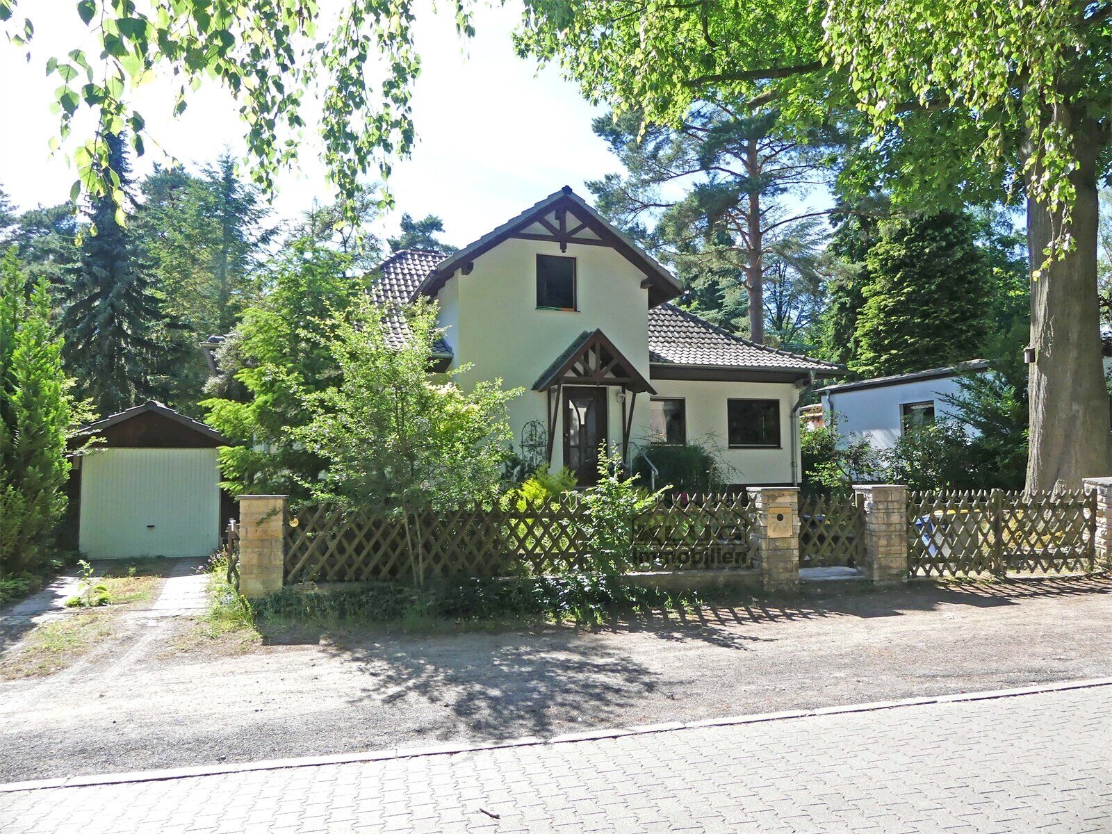 Straßenansicht mit Garage