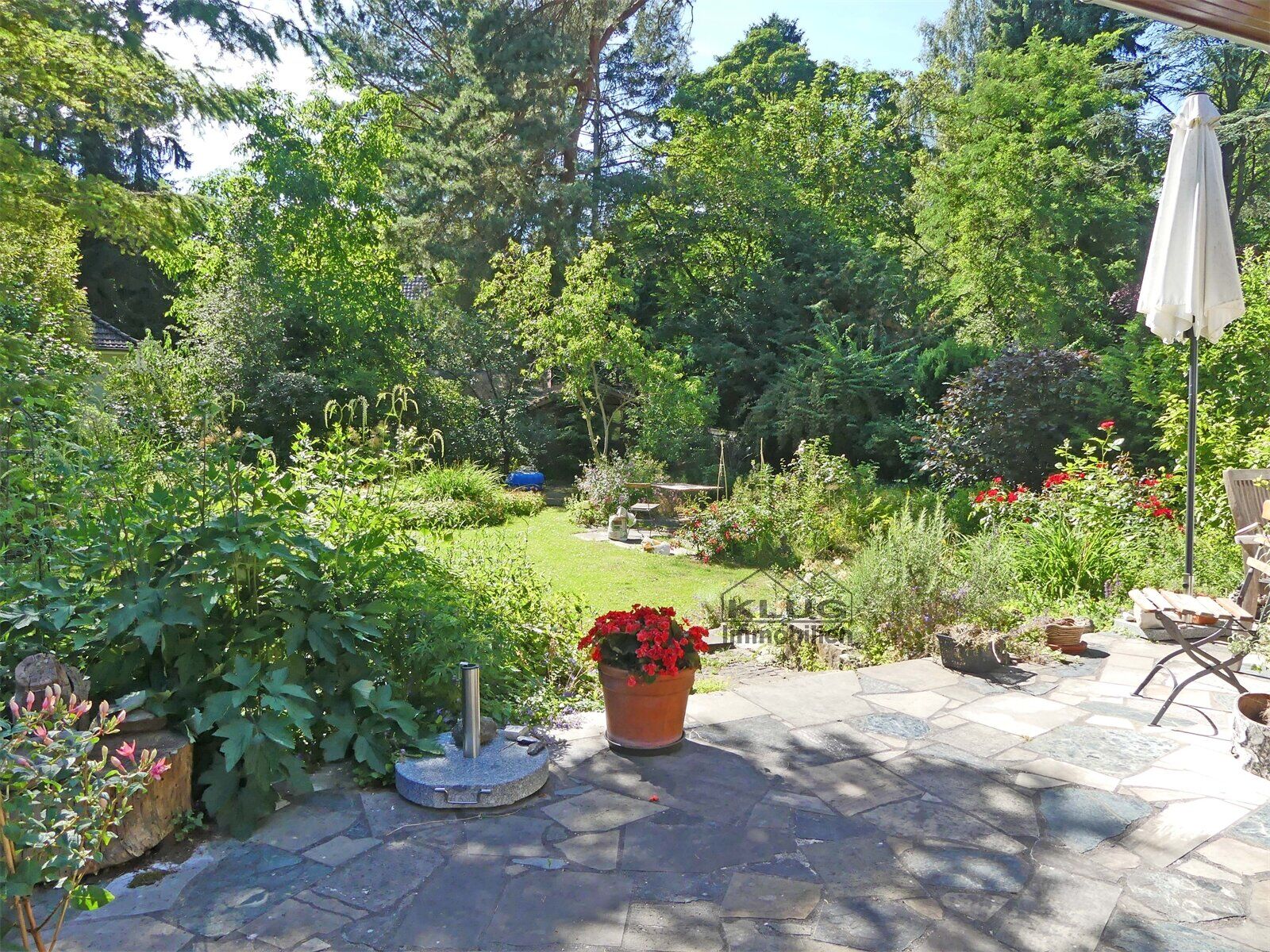 Große Terrasse mit Blick in de