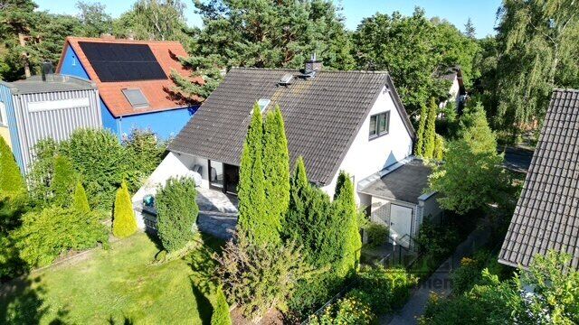 Luftbild mit Garten u. Garage