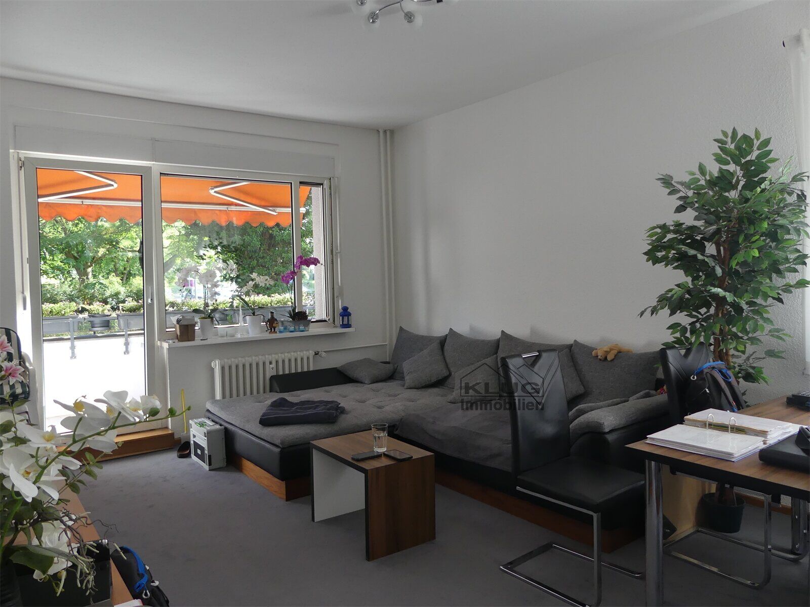 Wohnzimmer mit Balkon