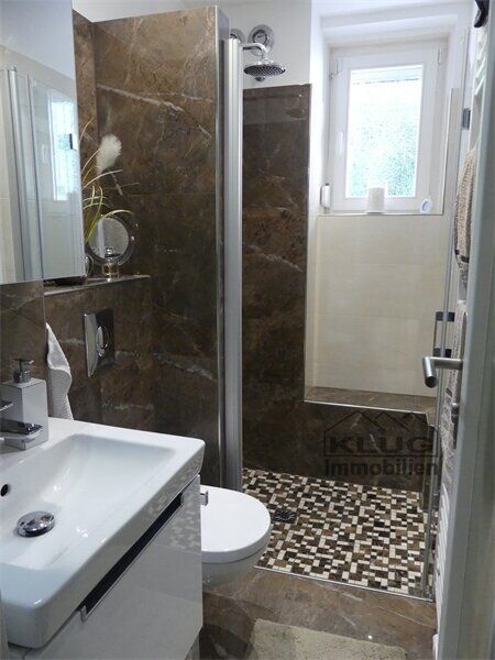 Modernes Duschbad WC