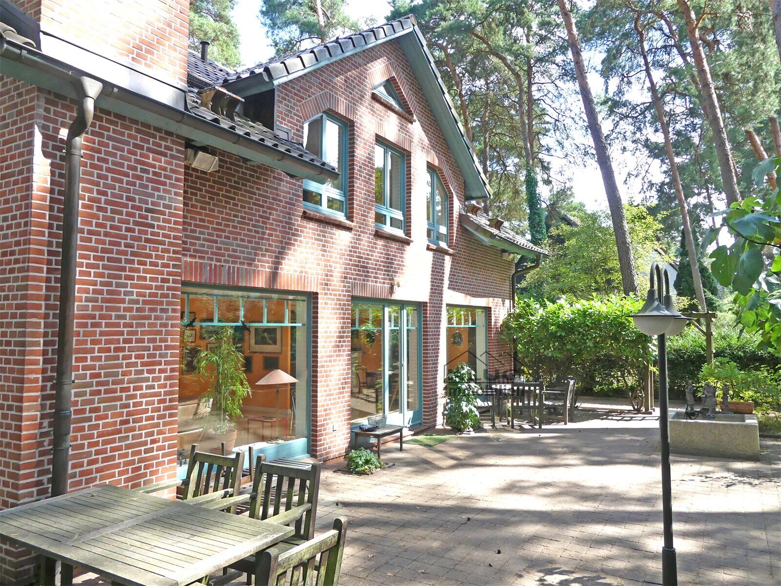 Rückansicht mit Terrasse