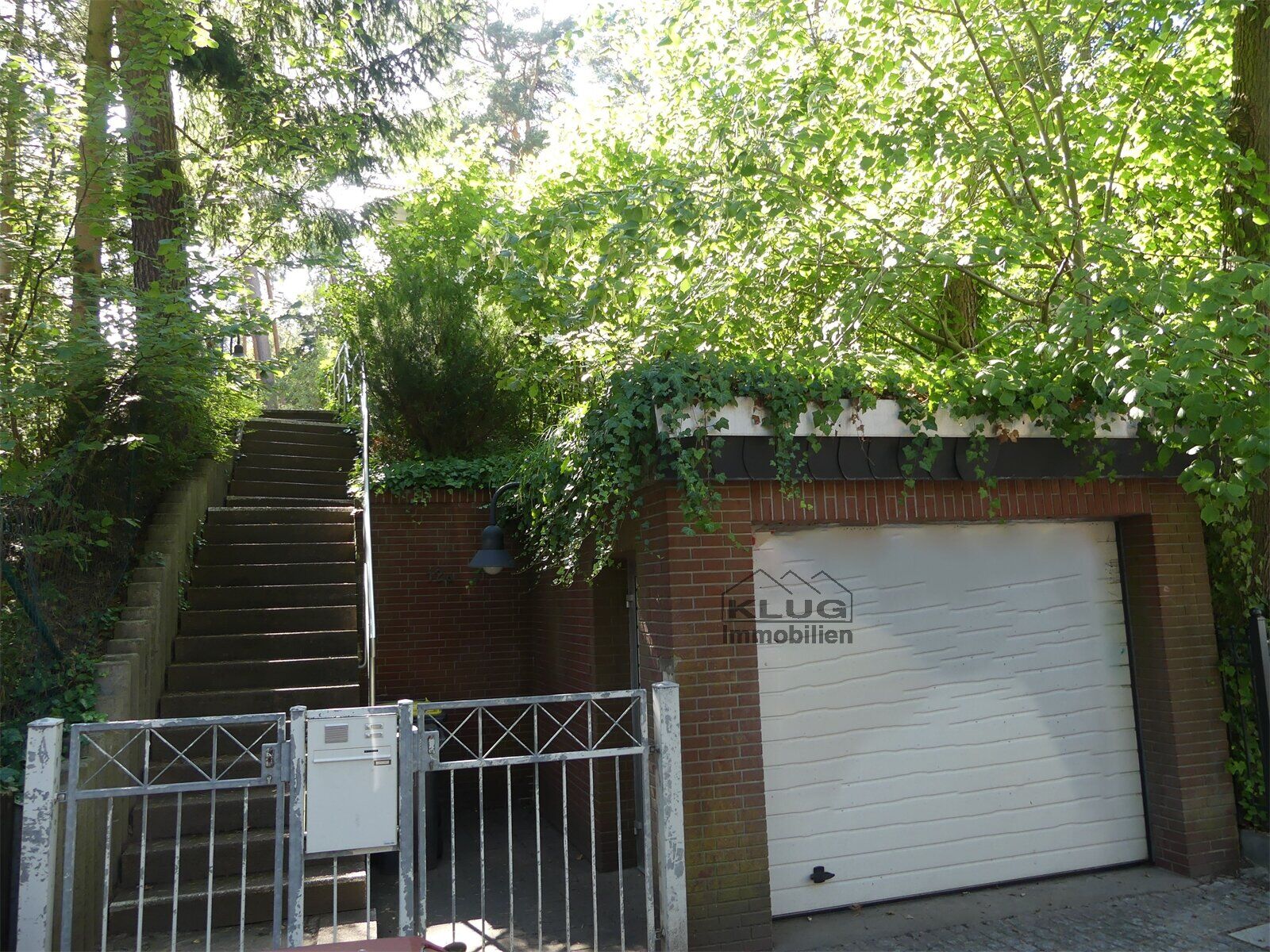 Straßenansicht Eingangstor und