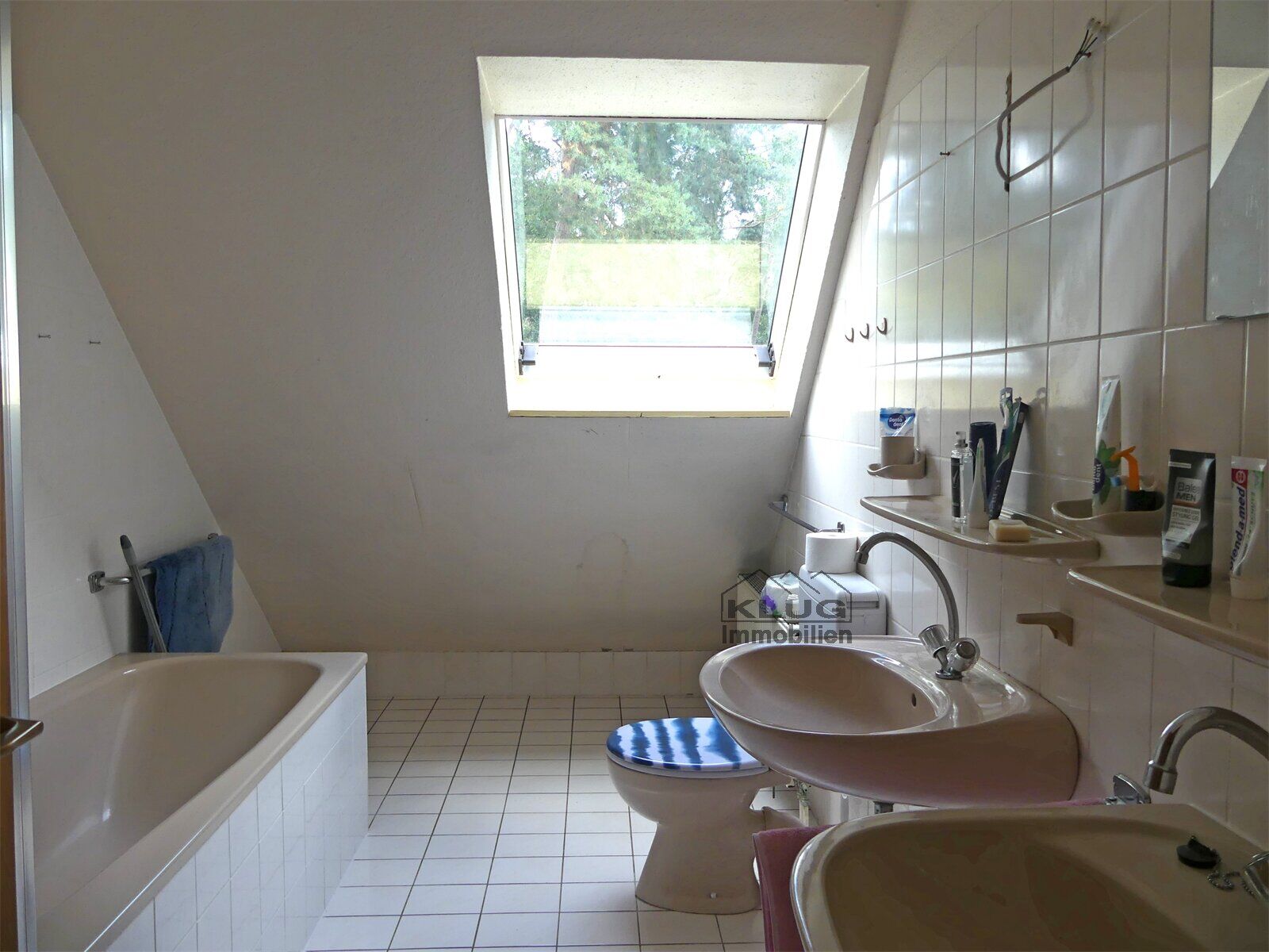 Wannenbad WC im OG