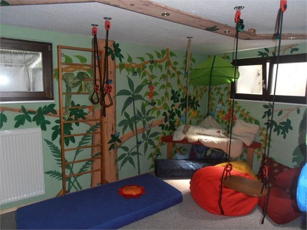 Tagesbelichteter Hobbyraum im