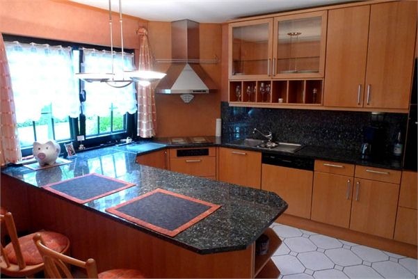 Einbauküche mit Essplatz