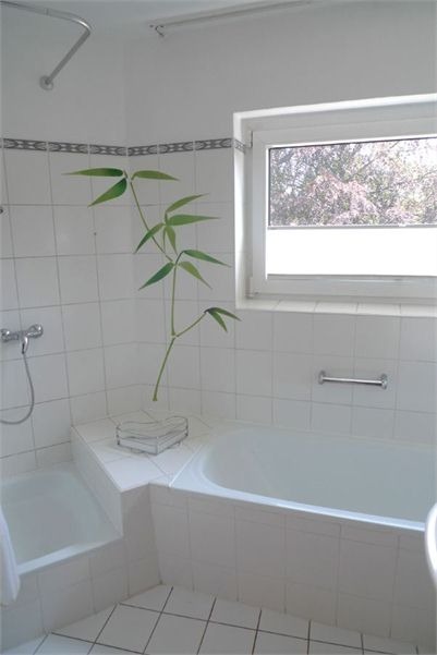 Bad mit Wanne und Dusche