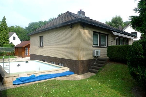 Rückansicht mit Außenpool