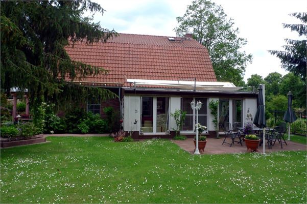 Seitenansicht mit Garten u. Te