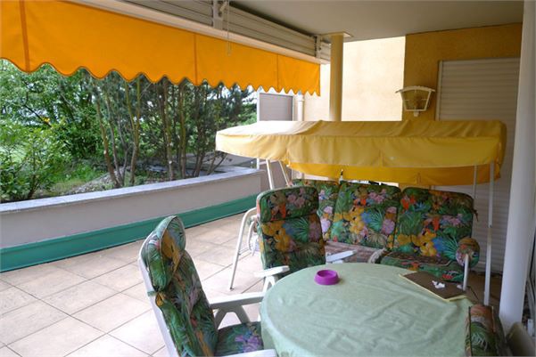 Terrasse mit Sonnenmarkise