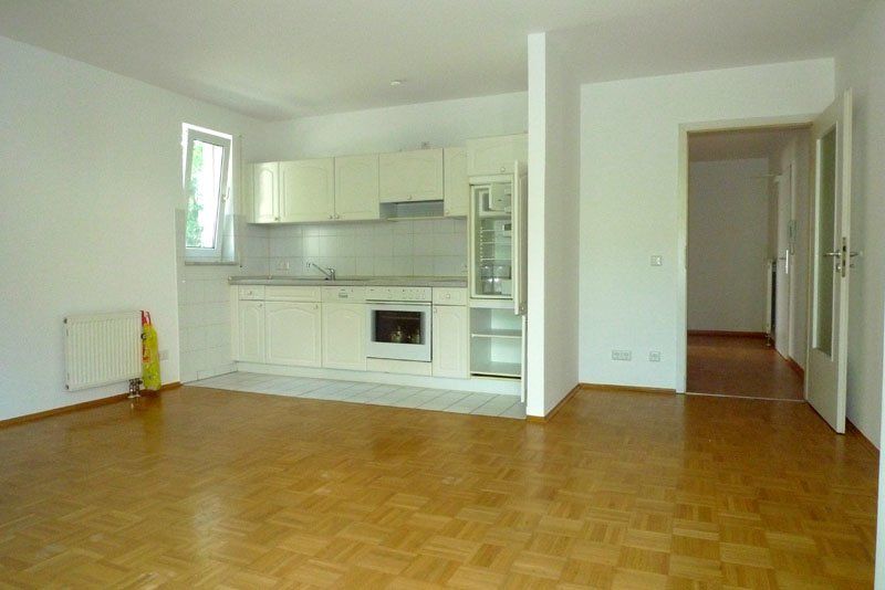 Wohnzimmer mit offener Einbauk