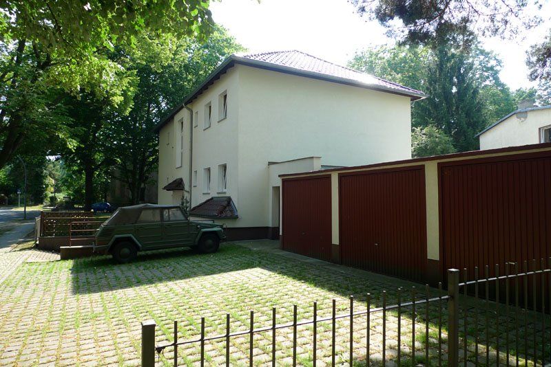 Straßenansicht mit 4 Garagen