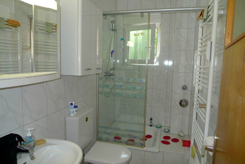 Modernes Duschbad WC