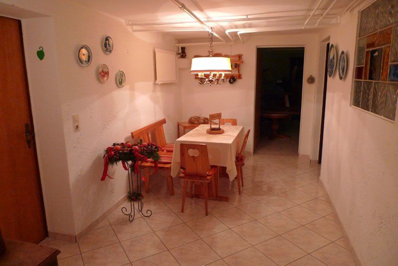 Diele mit Sitzplatz im Keller