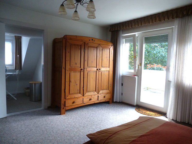 Schlafzimmer mit Balkon und An
