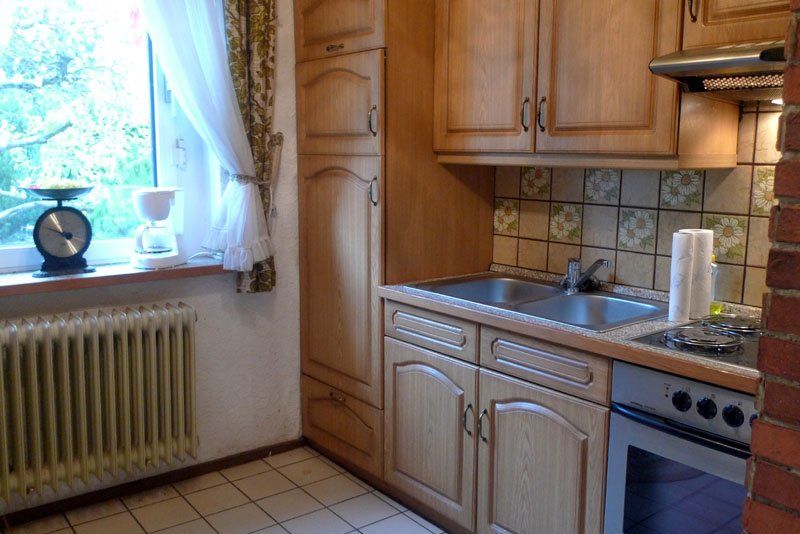 Einbauküche mit Herd u. Spüle