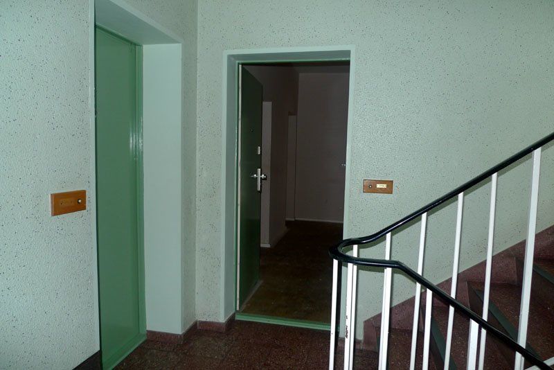 Treppenhaus mit Eingangstüren
