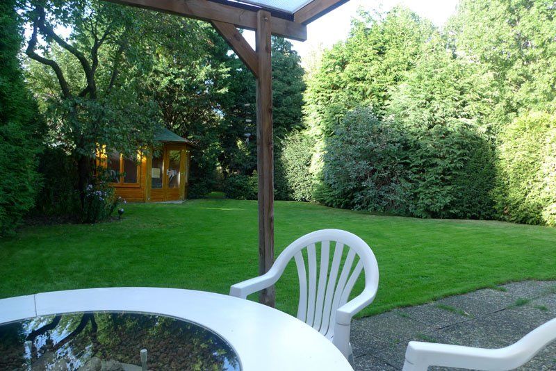 Seitenterrasse mit Gartenblick