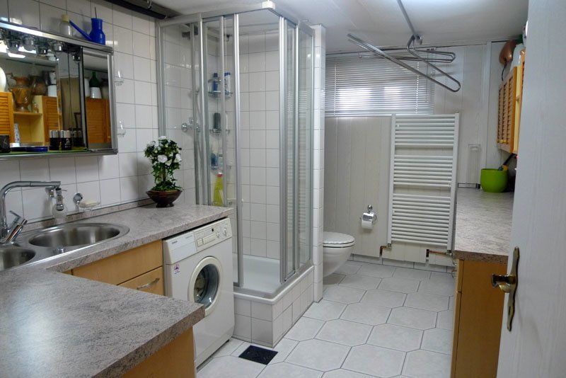 Modernes Duschbad-WC im Keller