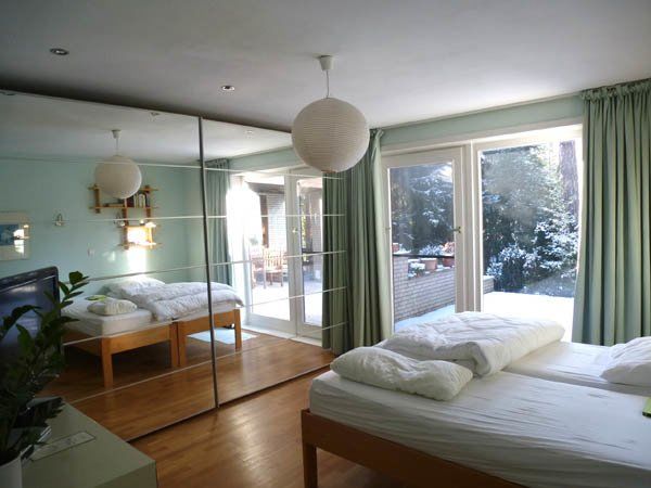 Großes Schlafzimmer mit Ausgan