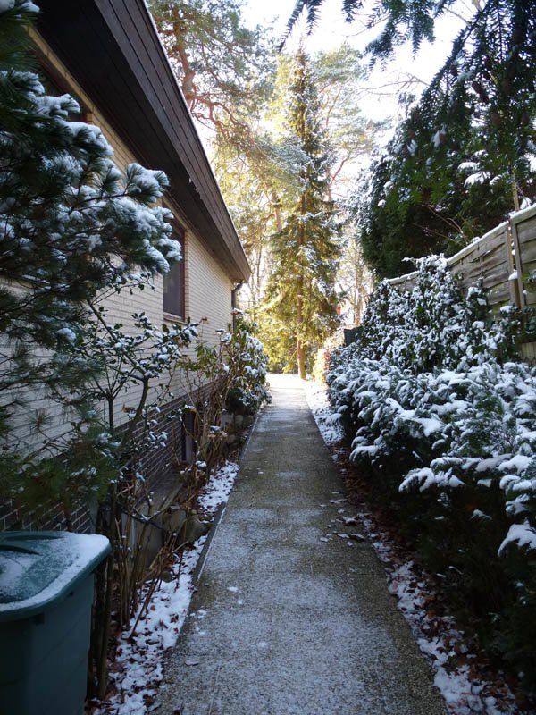 Seitlicher Weg am Haus