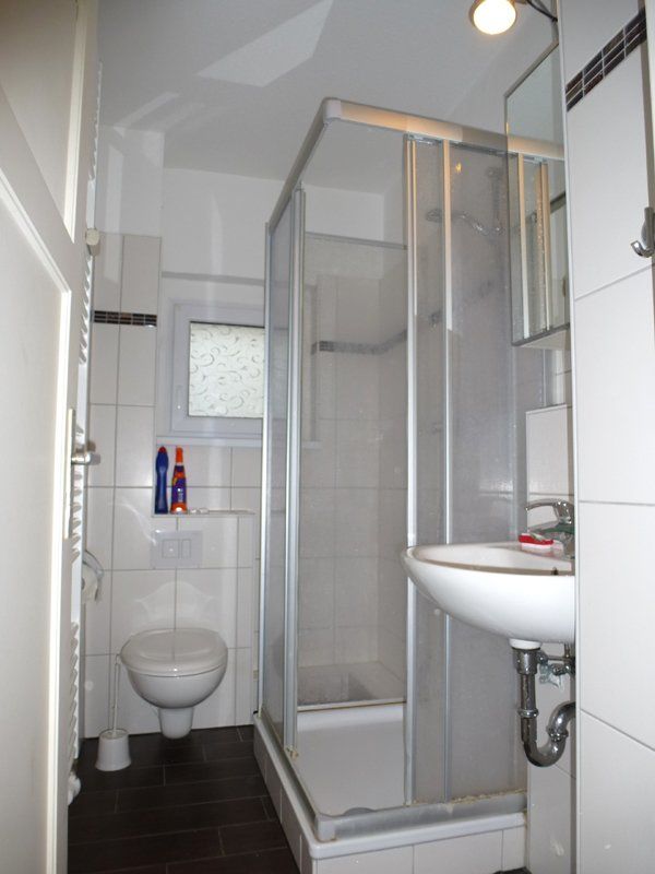 Modernes Duschbad WC