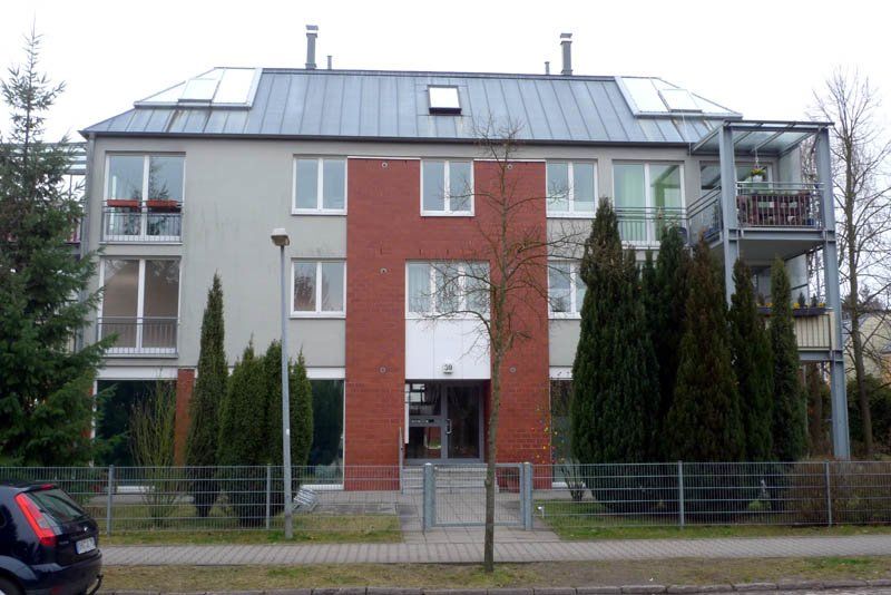 Straßenansicht mit Hauseingang