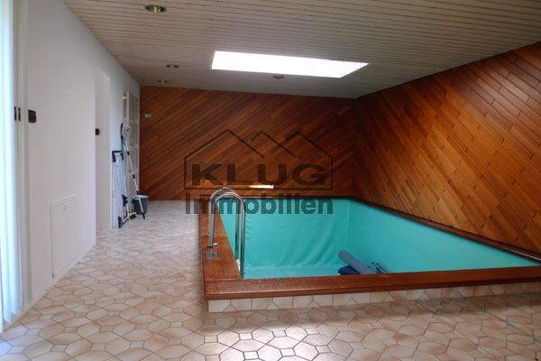 Großer Poolraum mit Glaskuppel