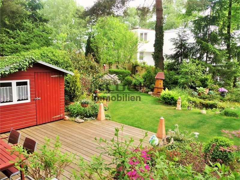 Gartenansicht im Sommer