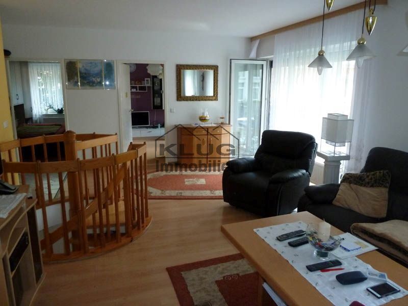 Wohnzimmer mit Treppe zum Sout