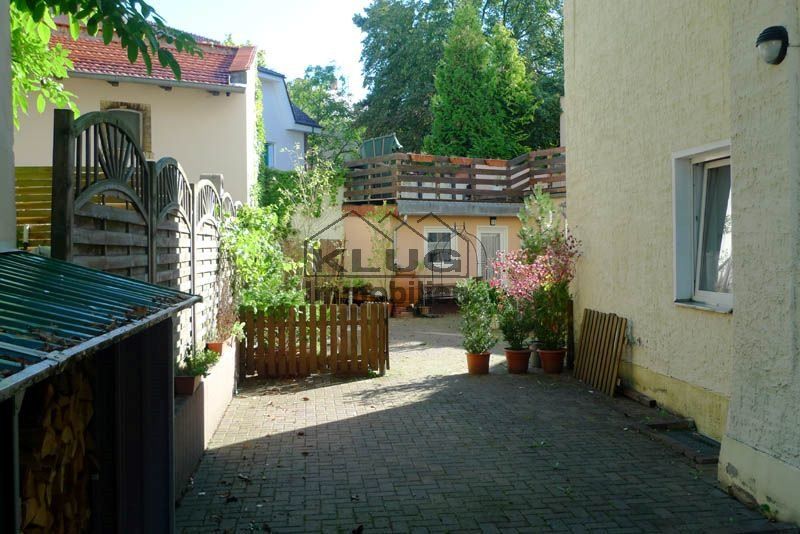 Zufahrt mit PKW Stellplatz