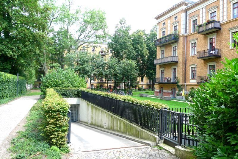 Hofansicht mit Garageneinfahrt