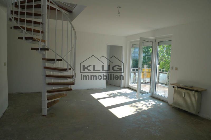 Bild Wohnzimmer mit Balkon u.