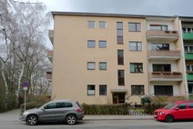 02 - Straßenansicht mit Hauseingang