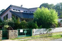 02 - Straßenansicht von der linken